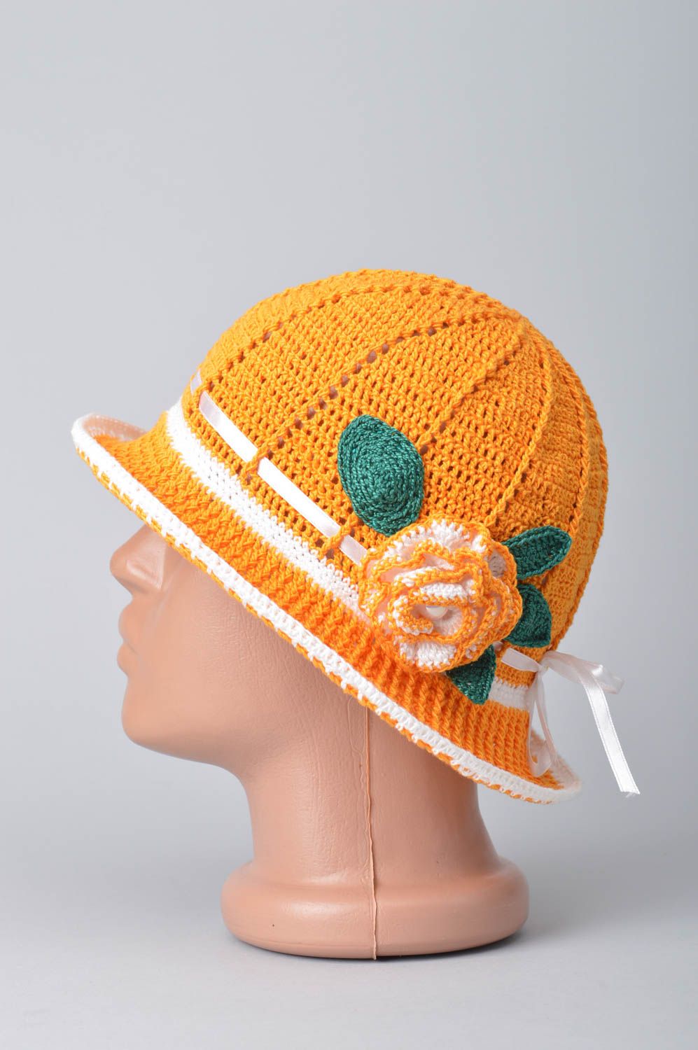 Bonnet tricot Chapeau au crochet fait main Vêtement enfant orange avec fleur photo 8