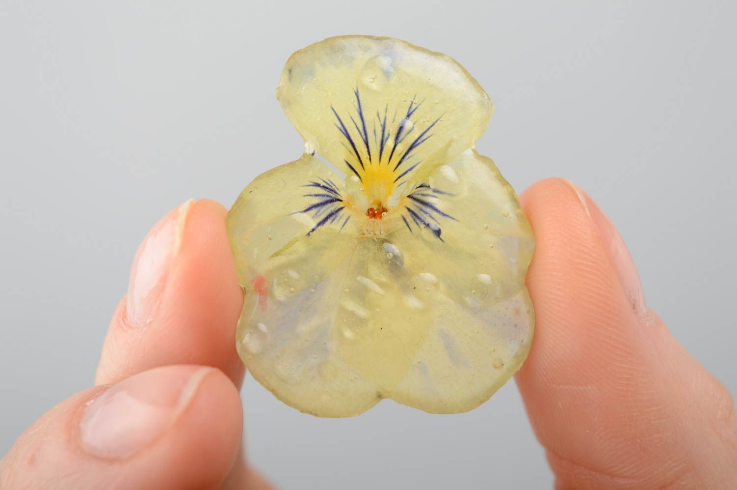 Ensemble de bijoux en résine époxy fait main avec des fleurs naturelles photo 5