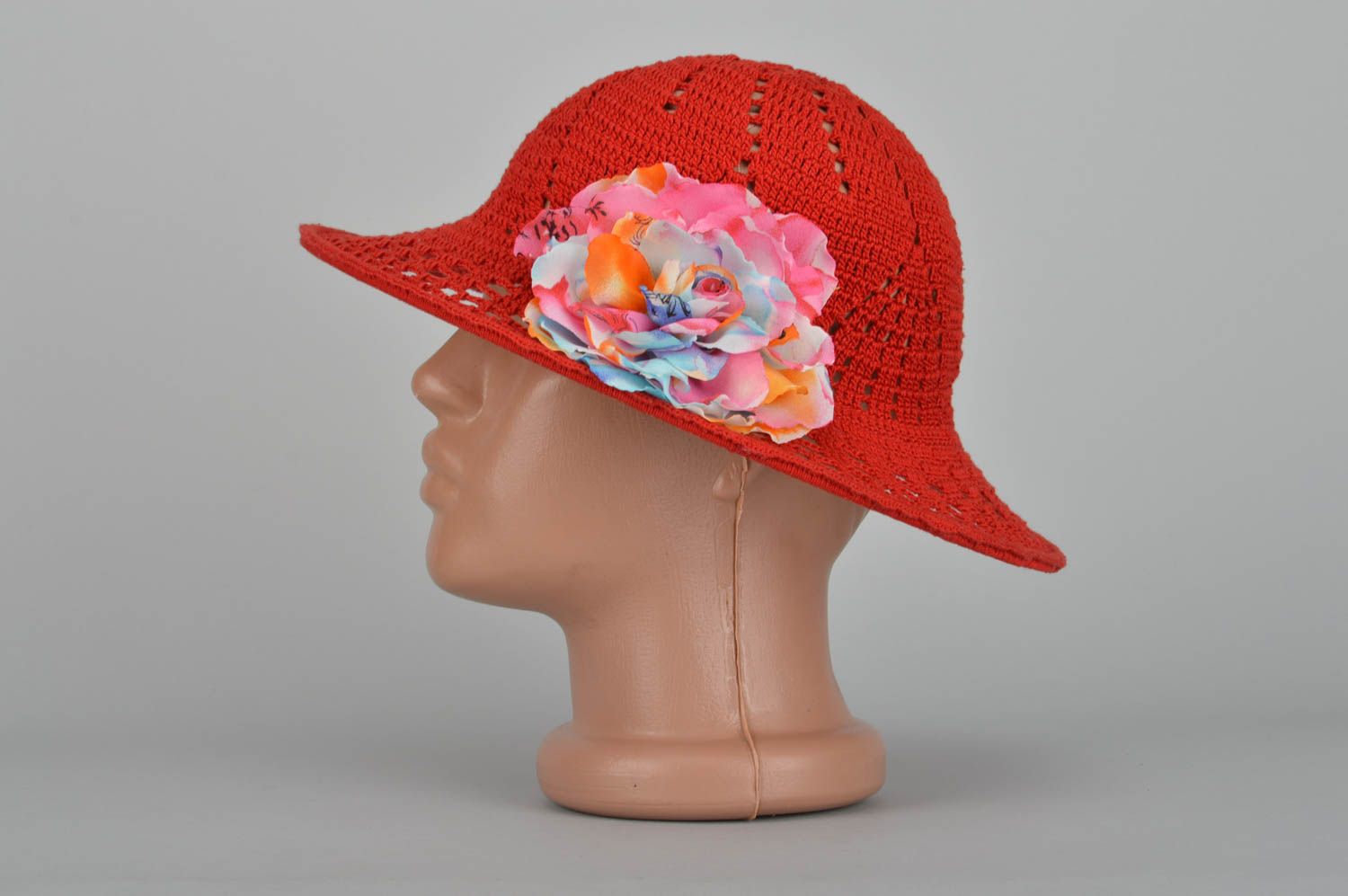 Chapeau rouge fait main Bonnet fille tricoté en coton avec fleur Vêtement enfant photo 4