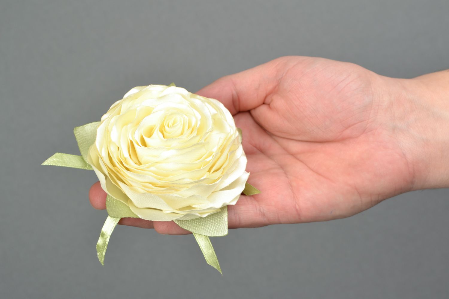 Заколка-брошь из атласных лент в виде белой розы фото 2