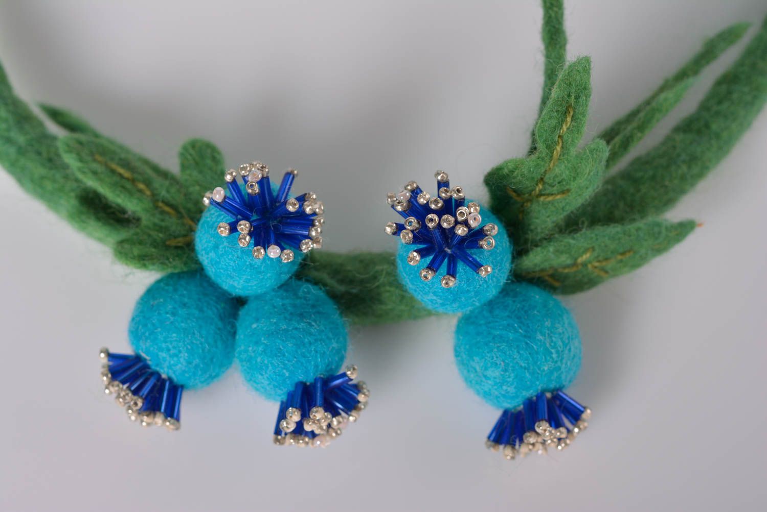 Collier en laine Bijou fait main feutrage baies bleues Cadeau femme original photo 2