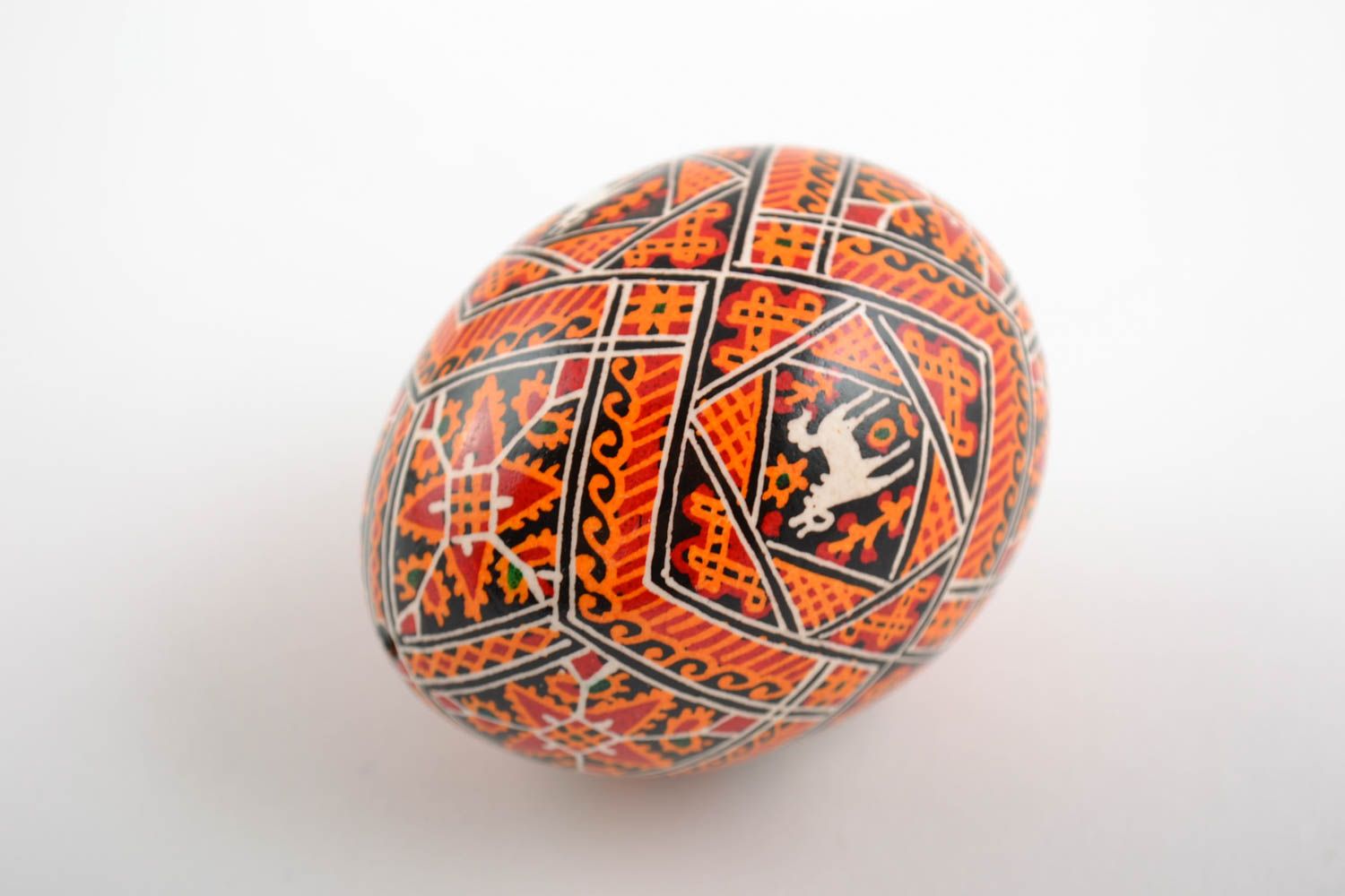 Huevo de Pascua de gallina pintado con arcílicos artesanal con ornamentos foto 4