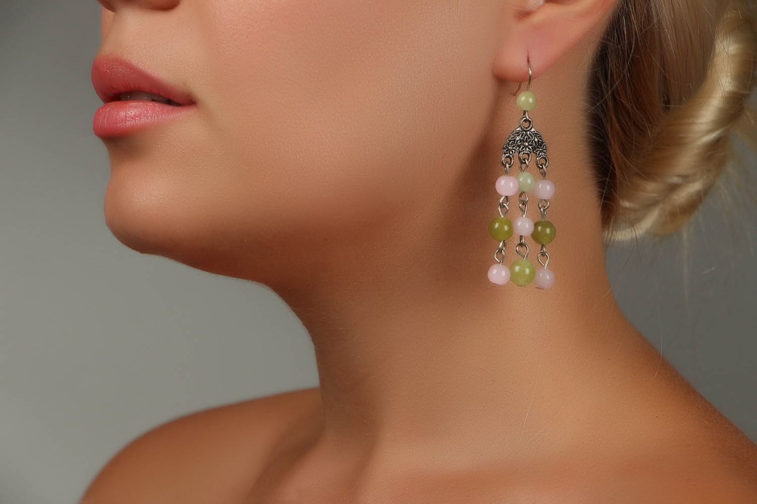Boucles d'oreilles faites main avec quartz rose et onyx photo 4