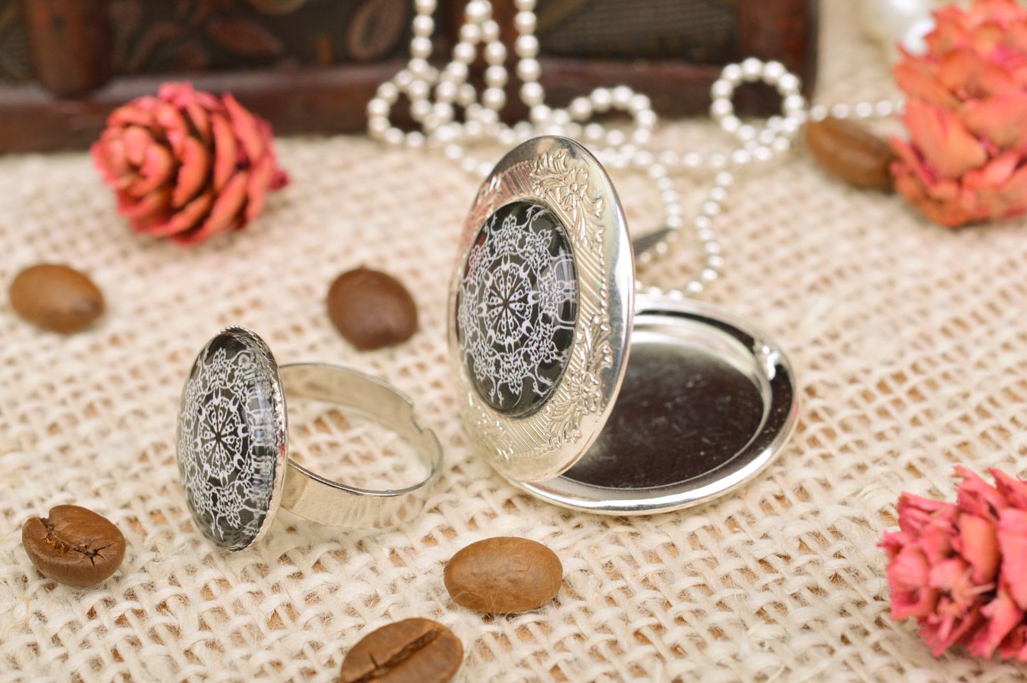 Set de bijoux faits main pendentif et bague ronds couleur argentée style vintage photo 1