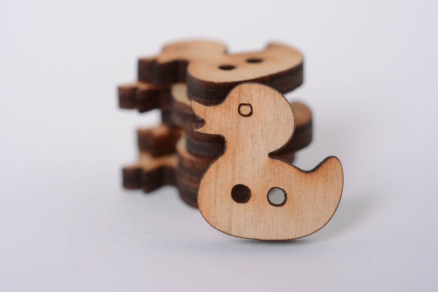 Holzzuschnitte-Knöpfe für Kreativität in Form der Enten foto 5