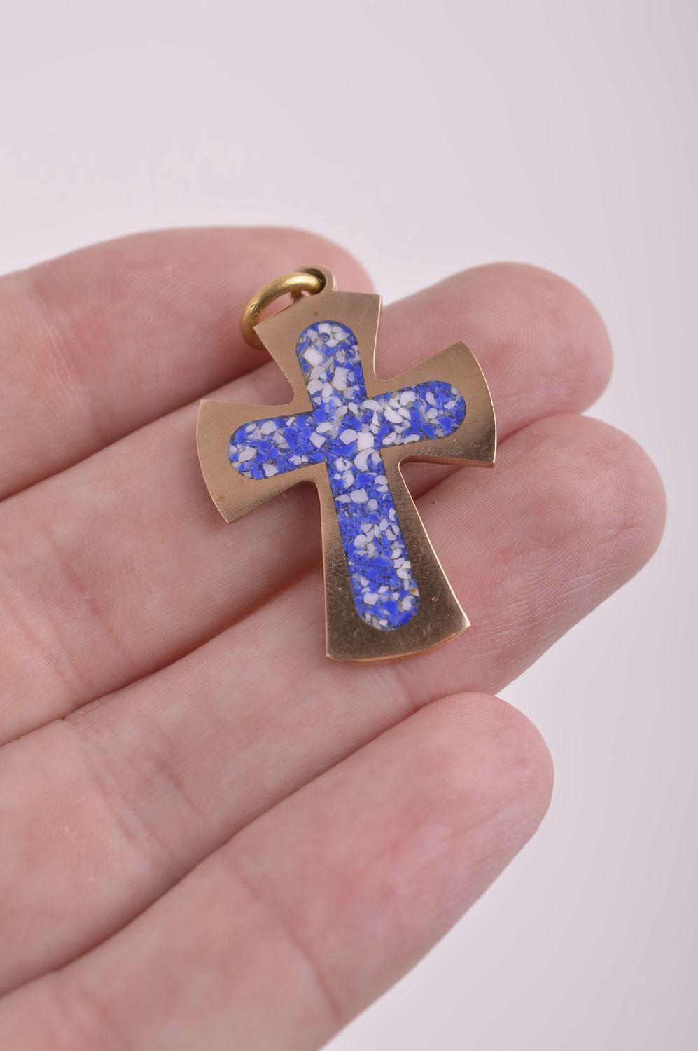 Крестик с камнями ручной работы подвеска на шею украшение из латуни синее фото 5