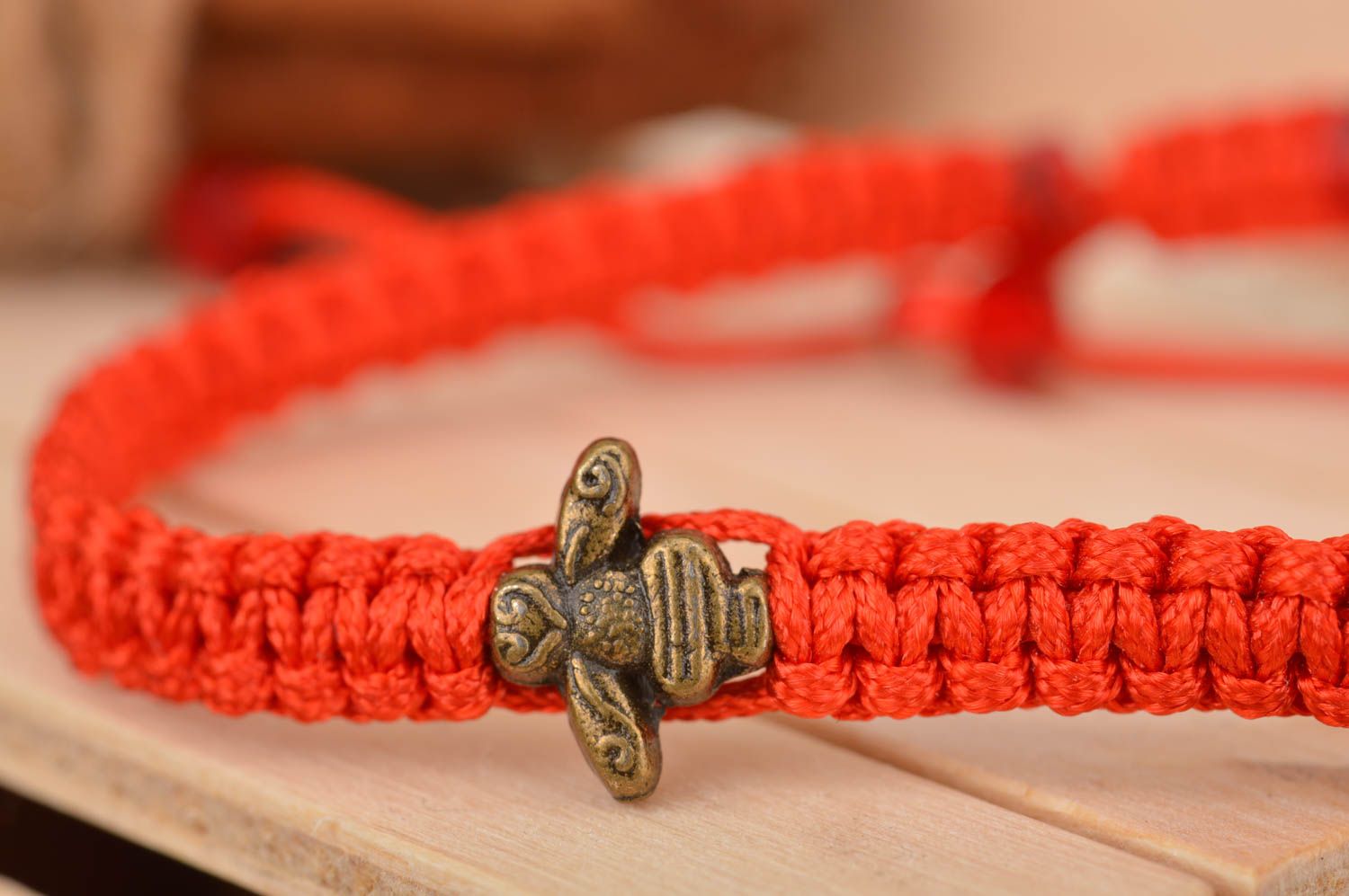 Rotes elegantes schönes handgemachtes Armband aus Fäden mit Einsatz aus Metall foto 4
