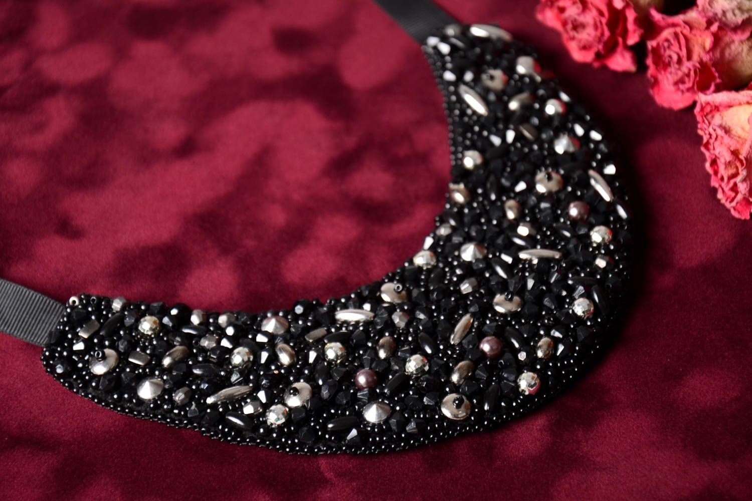 Collier plastron Bijou fait main noir en perles de rocaille Cadeau femme photo 1