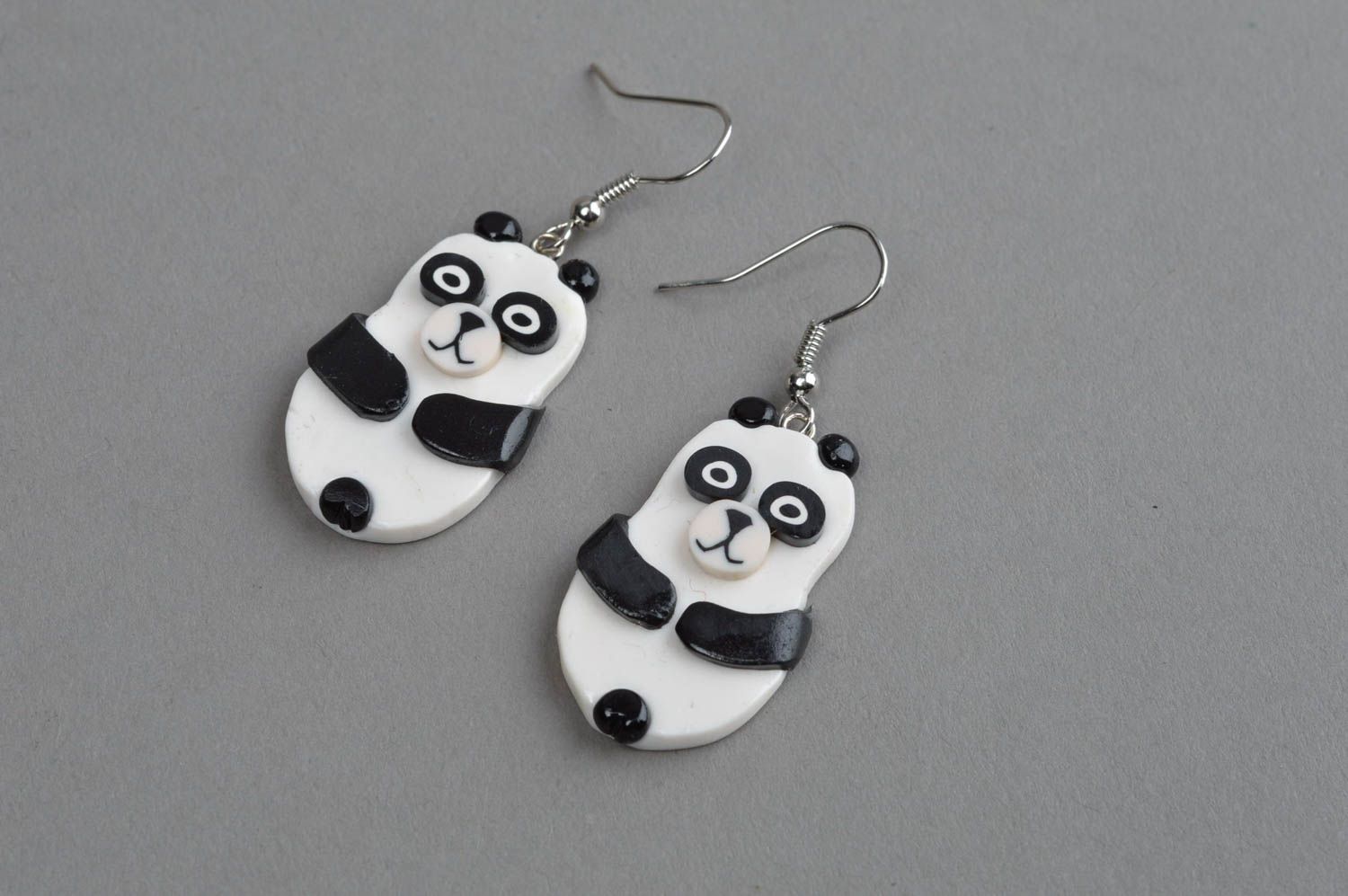 Kindliche handgemachte Ohrringe mit Anhängern Pandas aus Polymerton für Mädchen foto 2