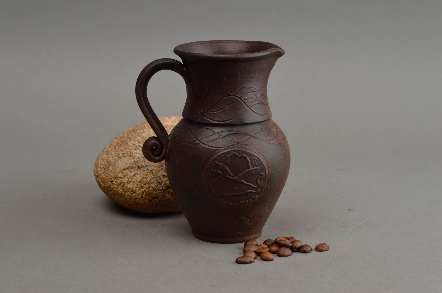 Petite cruche en céramique brun foncé joli original faite main 10 cl cadeau photo 1