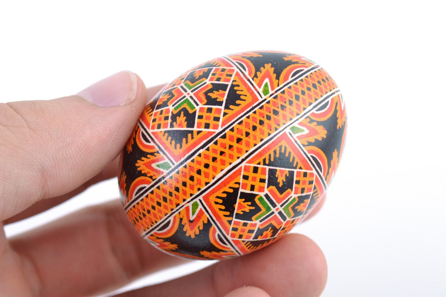 Яркое расписное куриное яйцо ручной работы с разноцветными орнаментами фото 2