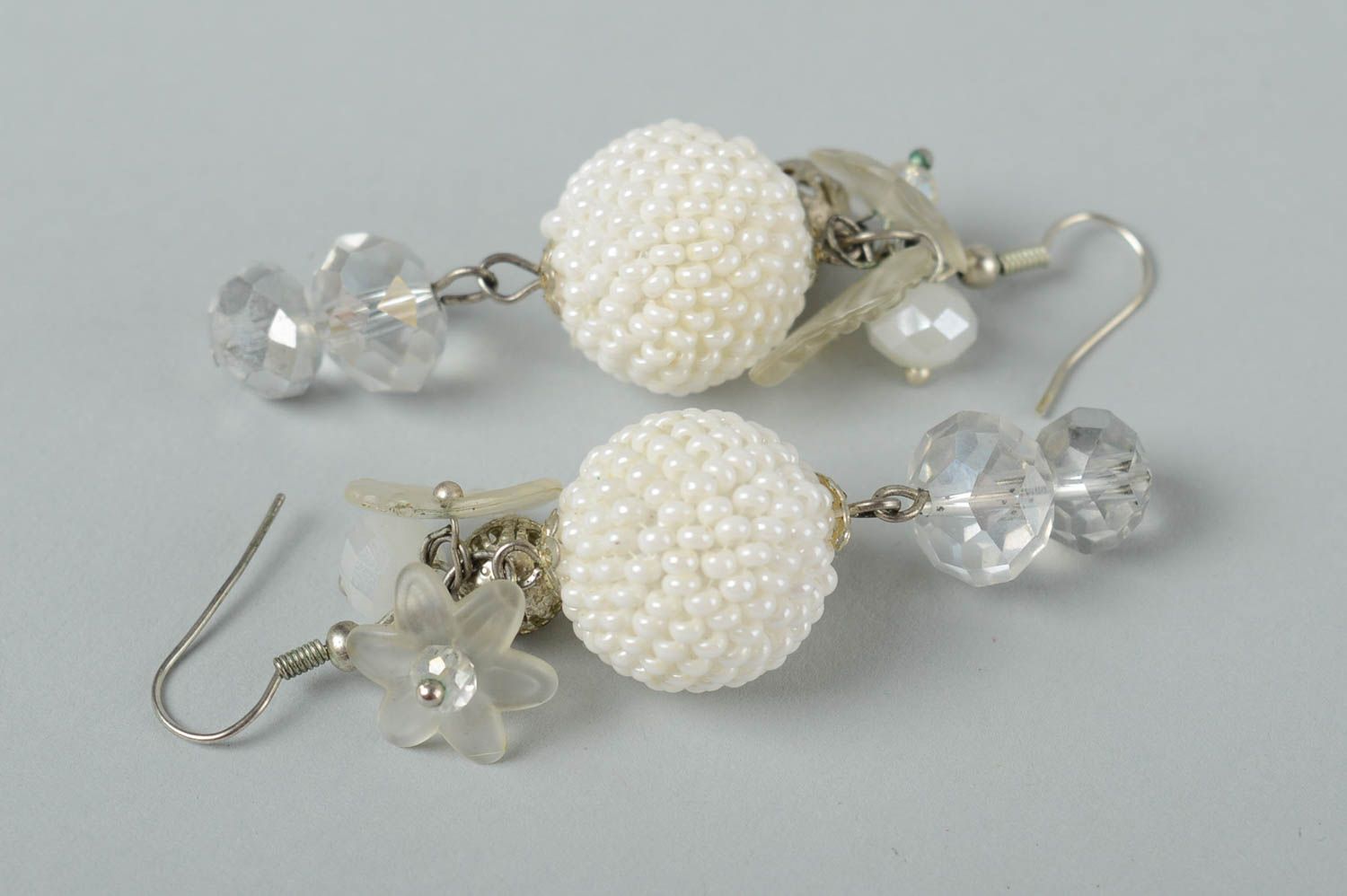 Boucles d'oreilles blanches Bijou fait main perles de rocaille Accessoire femme photo 2