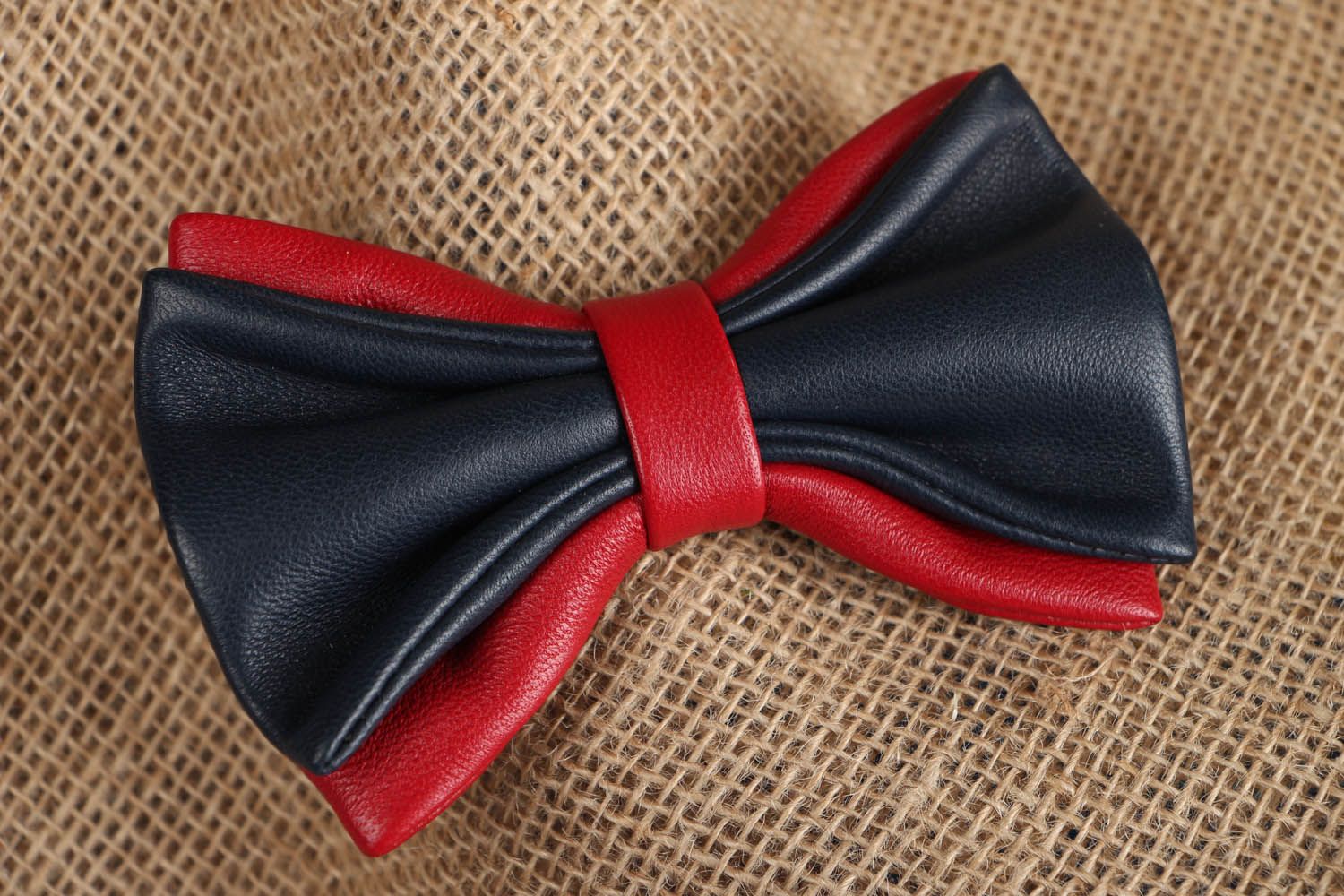 Gravata borboleta preta e vermelha de couro foto 5
