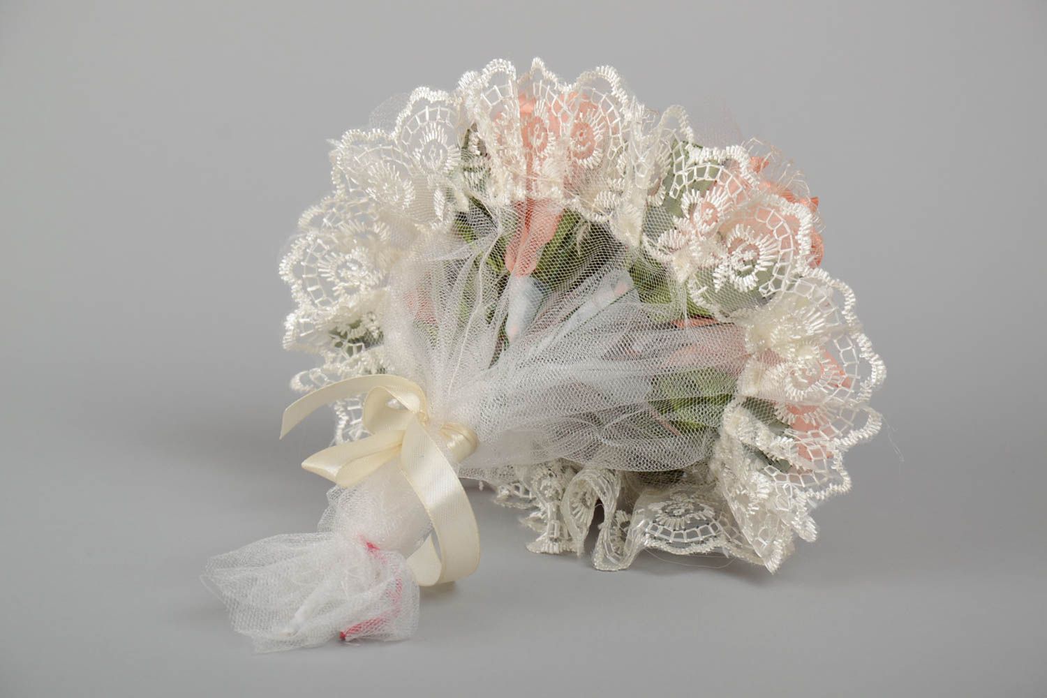 Handmade Blumenstrauß für Hochzeit aus Atlasband und Spitze zur Erinnerung foto 3