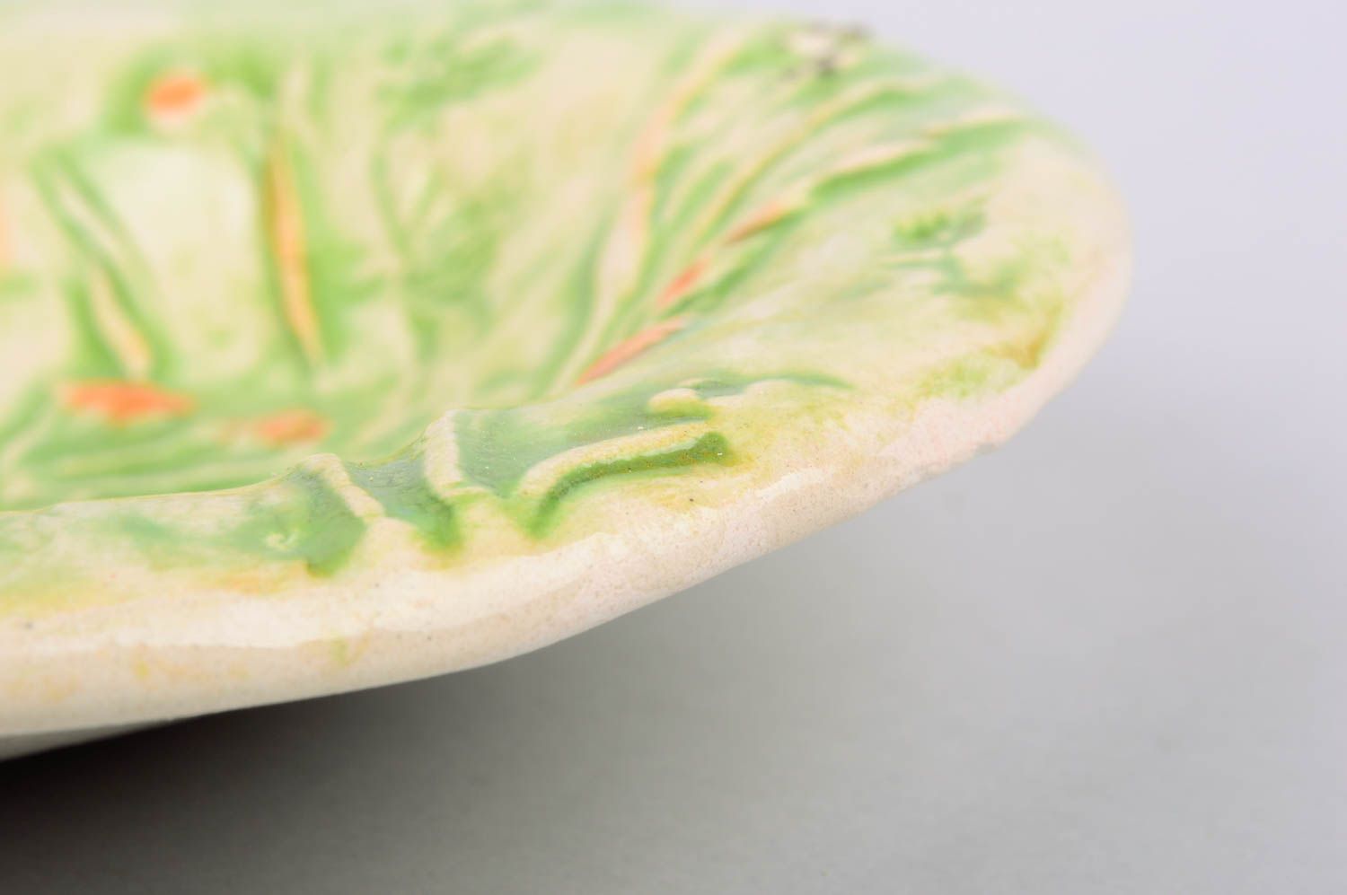 Petite assiette plate en argile ronde verte à motif faite main originale photo 5