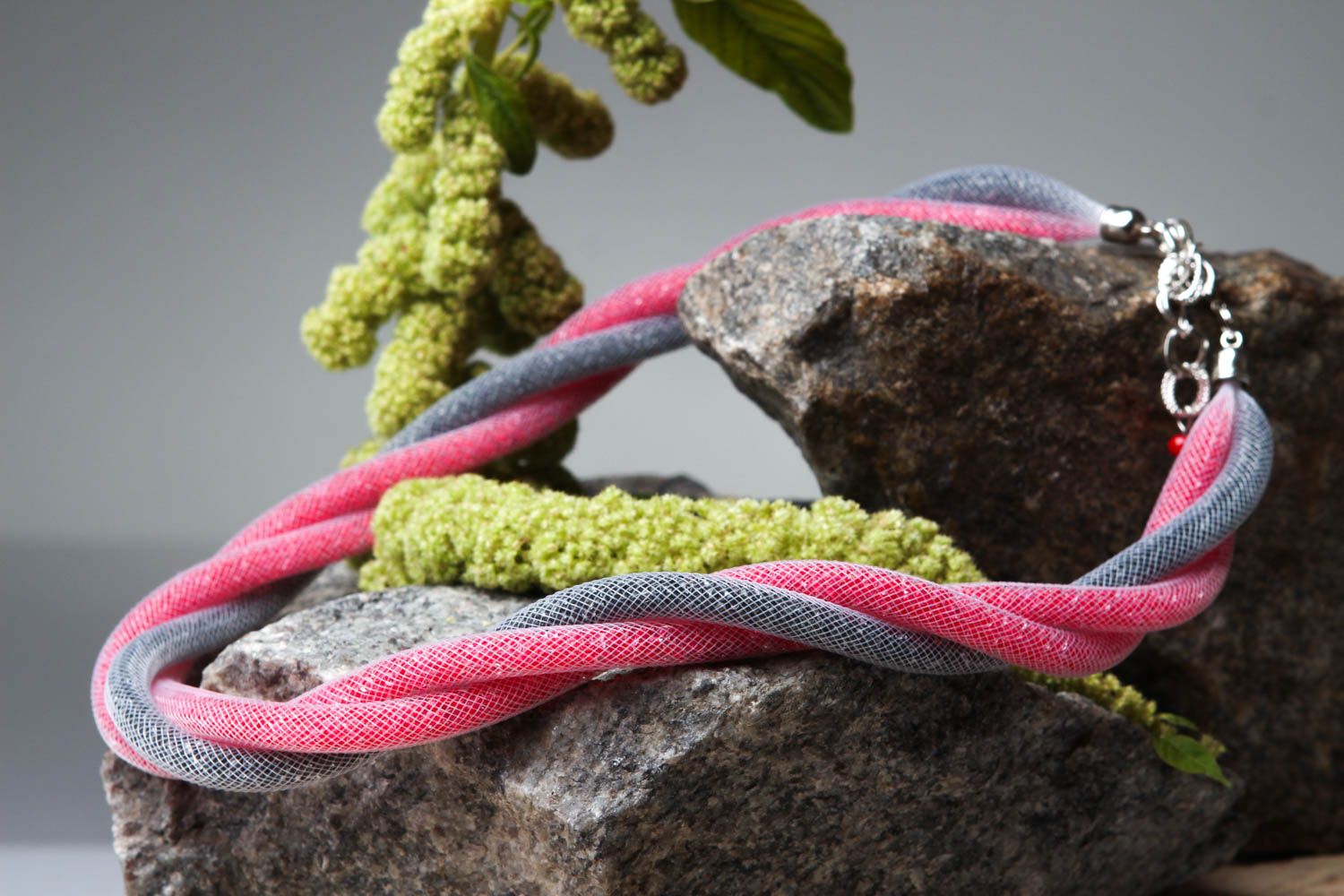 Collier en perles de rocaille Bijou fait main rose et gris original Cadeau femme photo 1