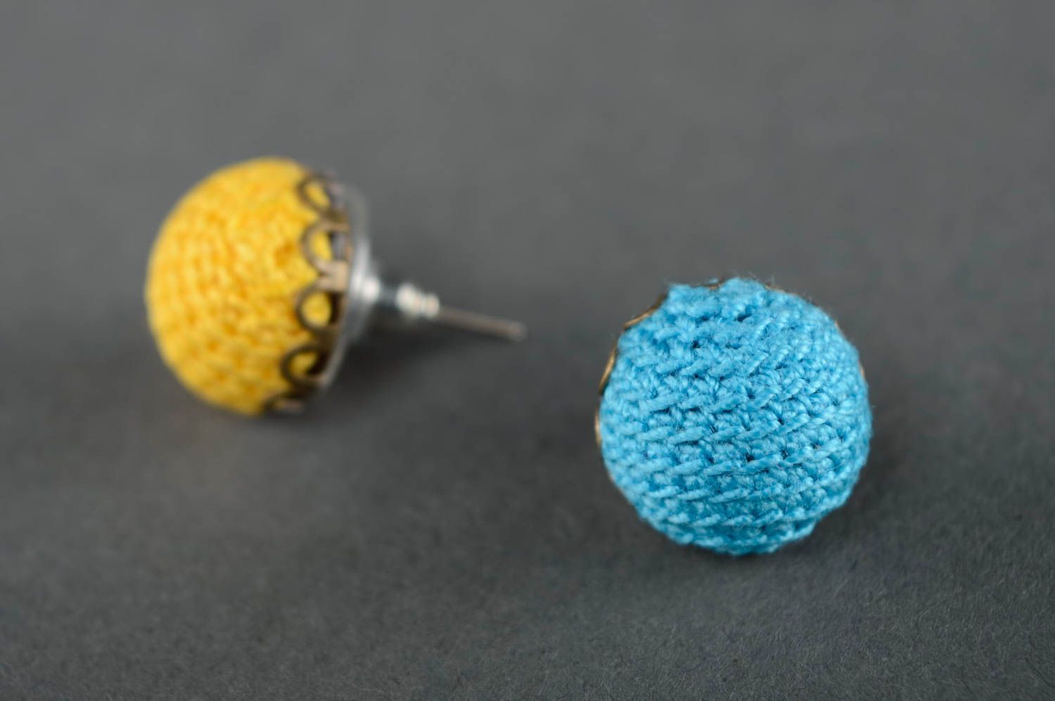 Boucles d'oreilles puces tricotées au crochet faites main boules bleu jaune  photo 1