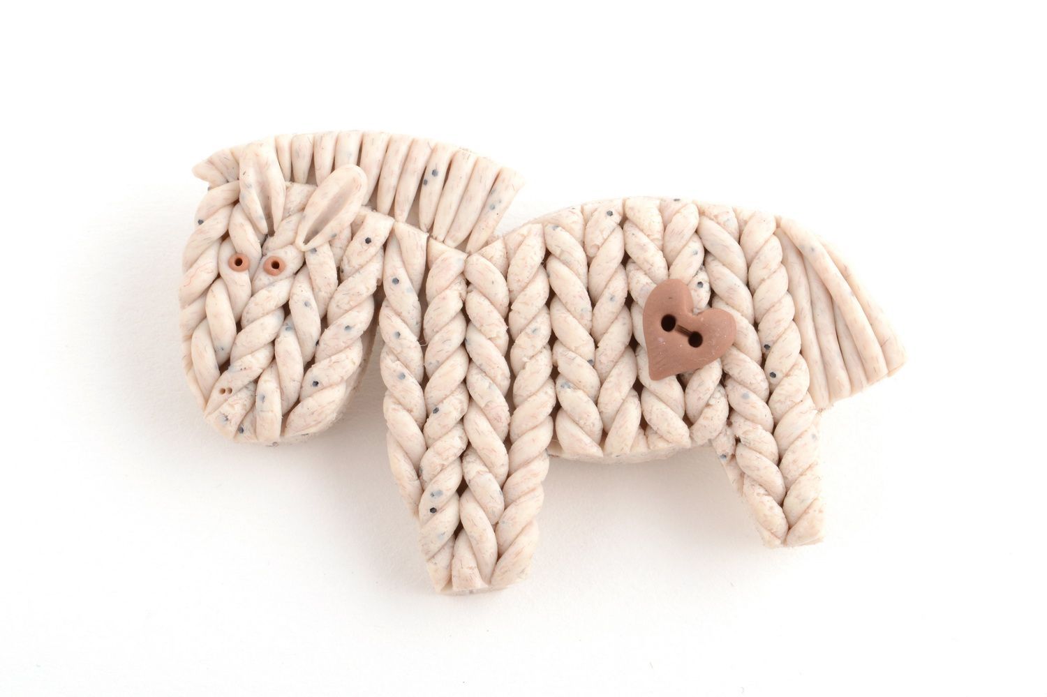Broche en argile polymère poney beige faite main originale imitation tricotage photo 2