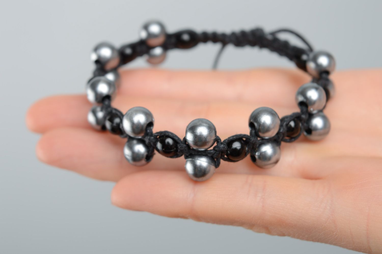 Bracelet en macramé lacet noir ciré et perles grises céramiques fait main photo 3