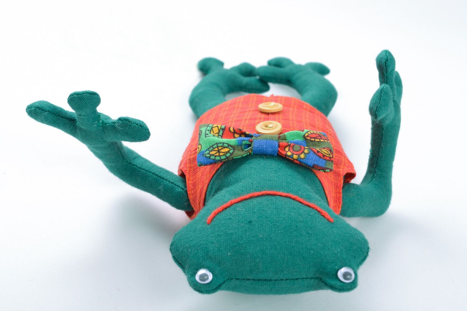 Игрушка из хлопка ручной работы в виде зеленой лягушки фото 5