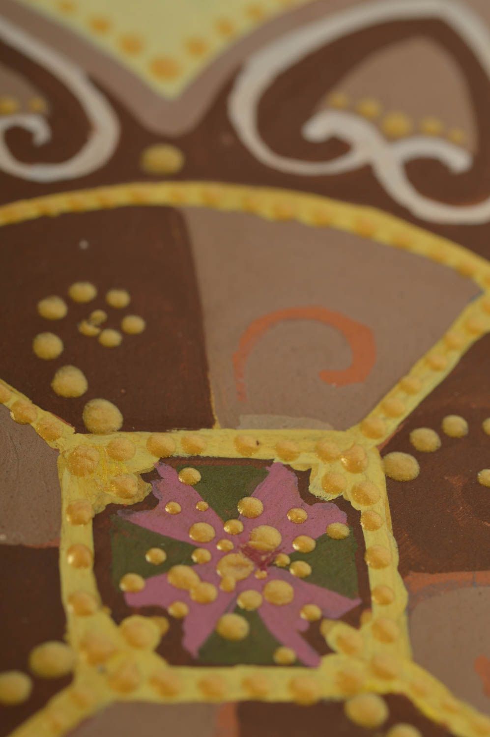 Керамическая тарелка расписанная акриловыми красками настенная ручной работы фото 4