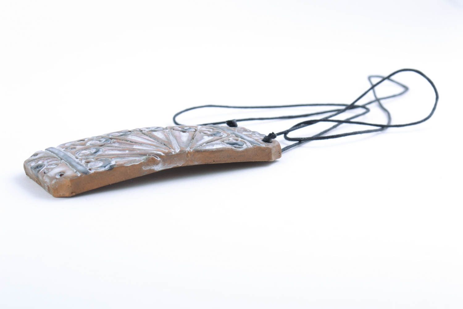 Керамическая подвеска прямоугольной формы красивая на шнурке ручная работа фото 3
