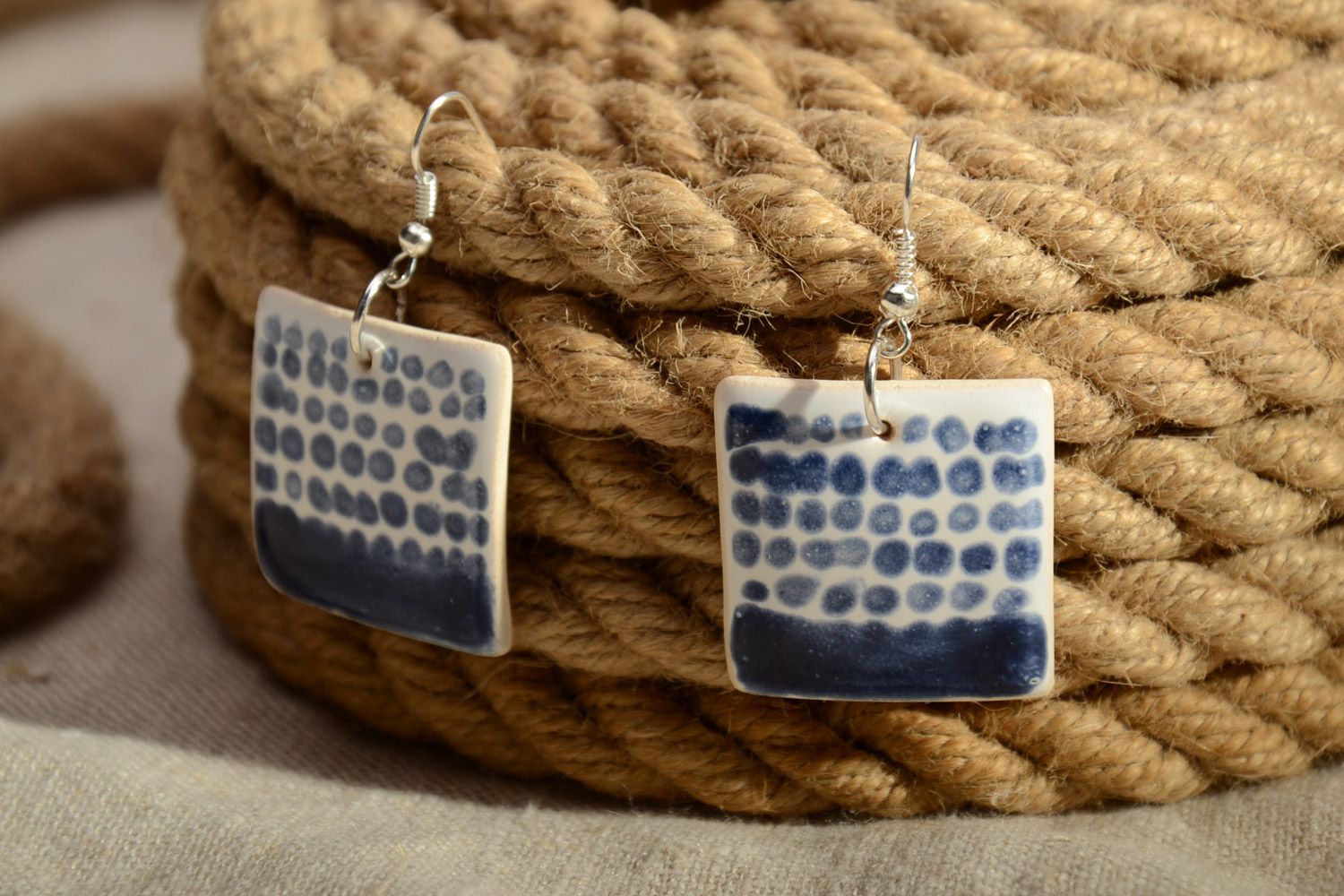 Синие квадратные серьги с подвесками из белой глины ручной работы нарядные  фото 1