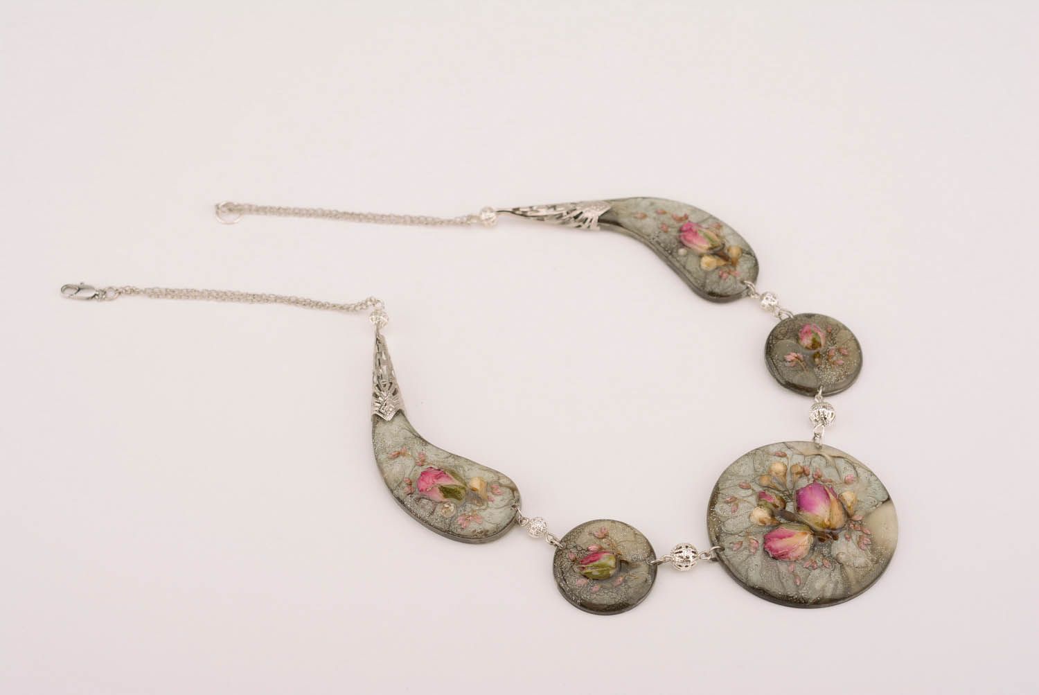 Collier artisanal décoré de fleurs séchées de rose photo 5
