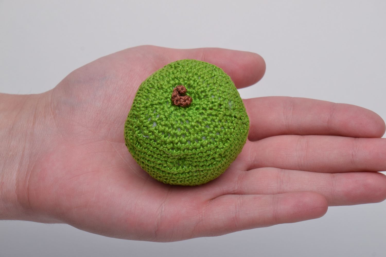 Peluche pomme tricotée au crochet verte faite main originale pour enfant photo 5