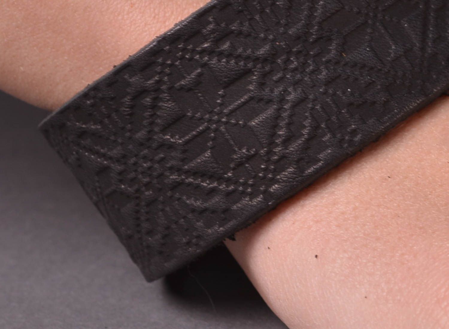 Кожаный браслет ручной работы украшение из кожи черный браслет на руку фото 5