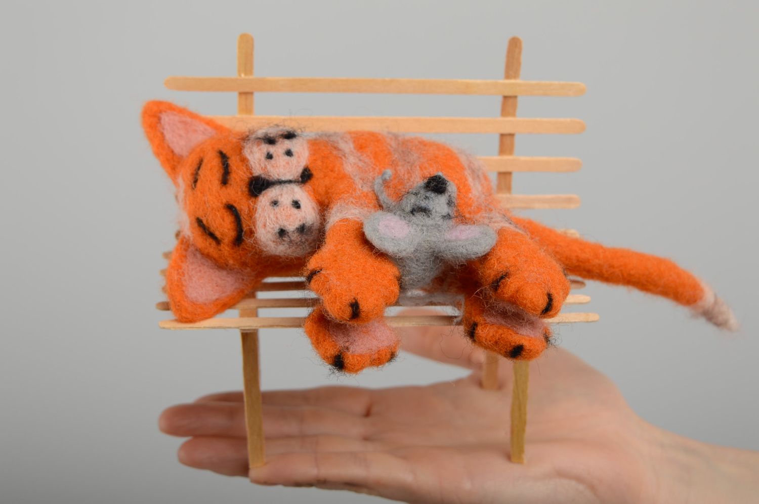 Jouet en laine feutrée chat sur un banc déco  photo 5
