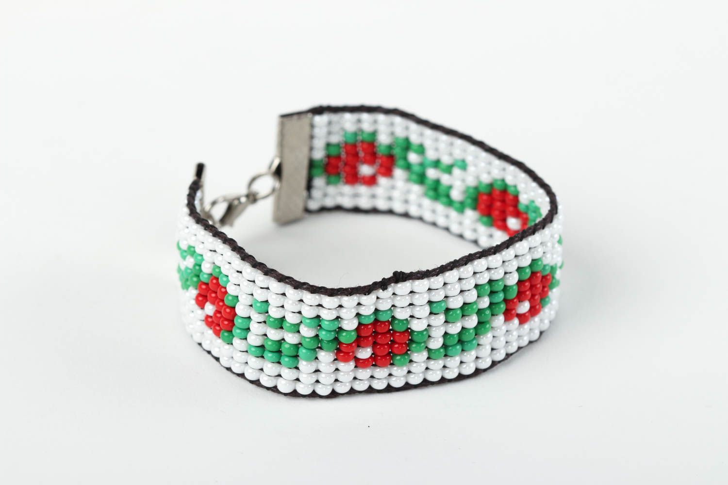 Ethnic white handmade beaded wrist bracelet with floral ornament photo 3