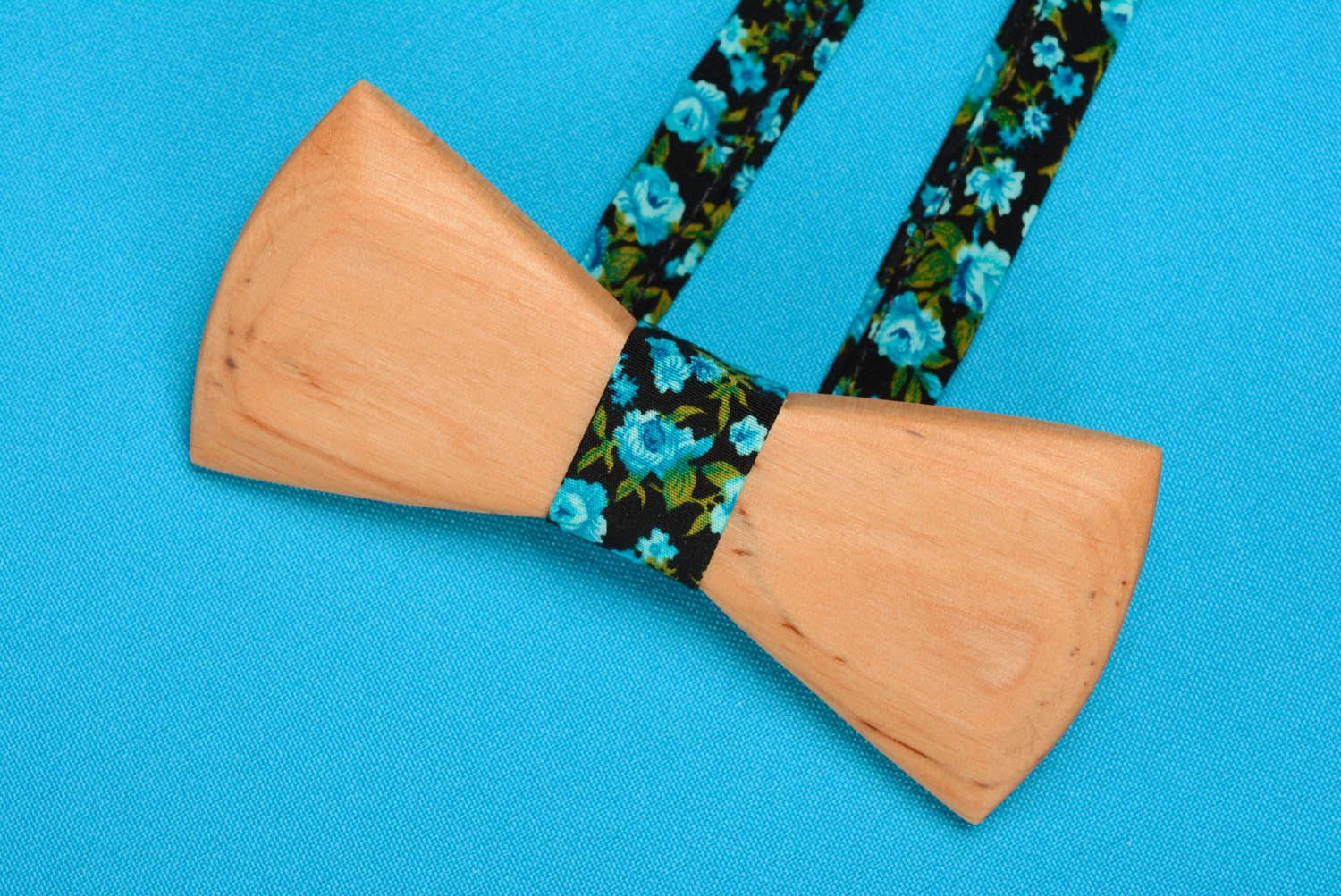 Classic wooden bow tie photo 3