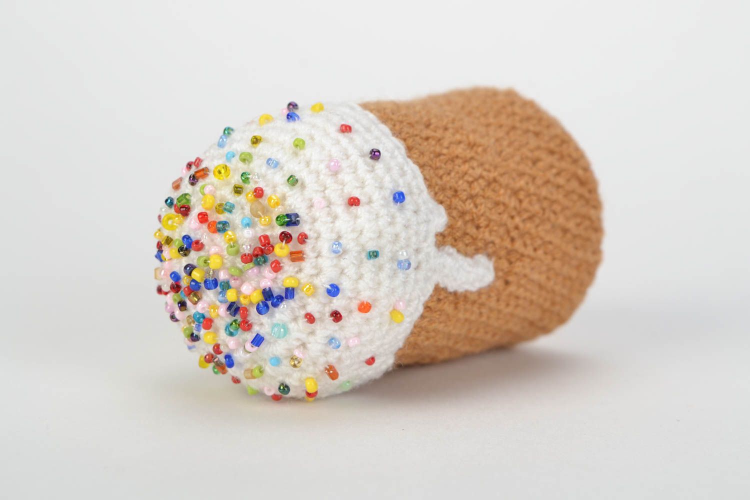 Gâteau de Pâques en tissu fait main tricoté avec glaçure de perles de rocaille photo 4