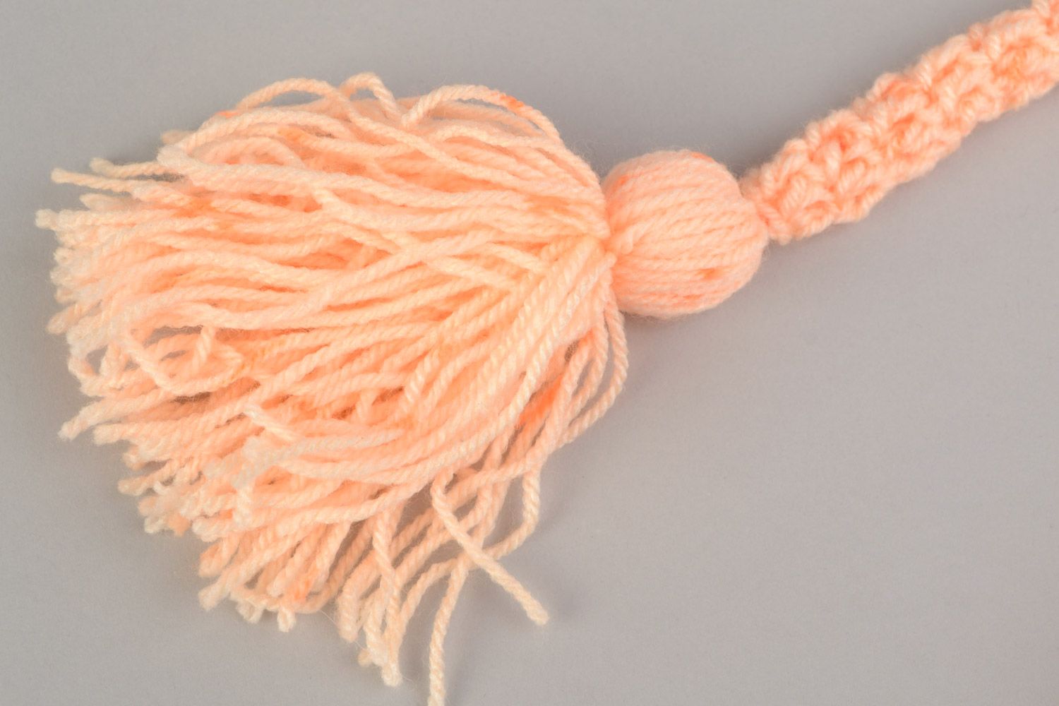 Детская шапка персикового цвета вязаная крючком из акрила ручной работы фото 4