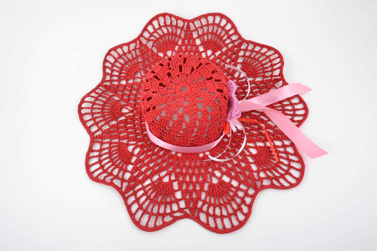 Joli chapeau d'été ajouré tricoté au crochet en coton rouge foncé fait main photo 4