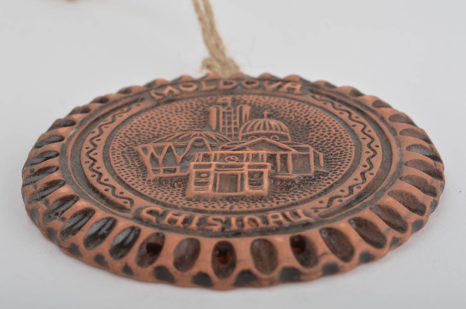 Keramischer Interieur Anhänger aus Ton künstlerisch handmade Medaille foto 5