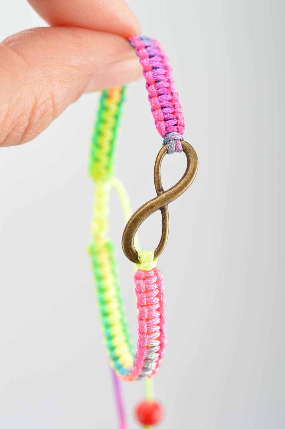 Плетеный браслет на руку из шелка с вставкой цветной тонкий ручной работы фото 3