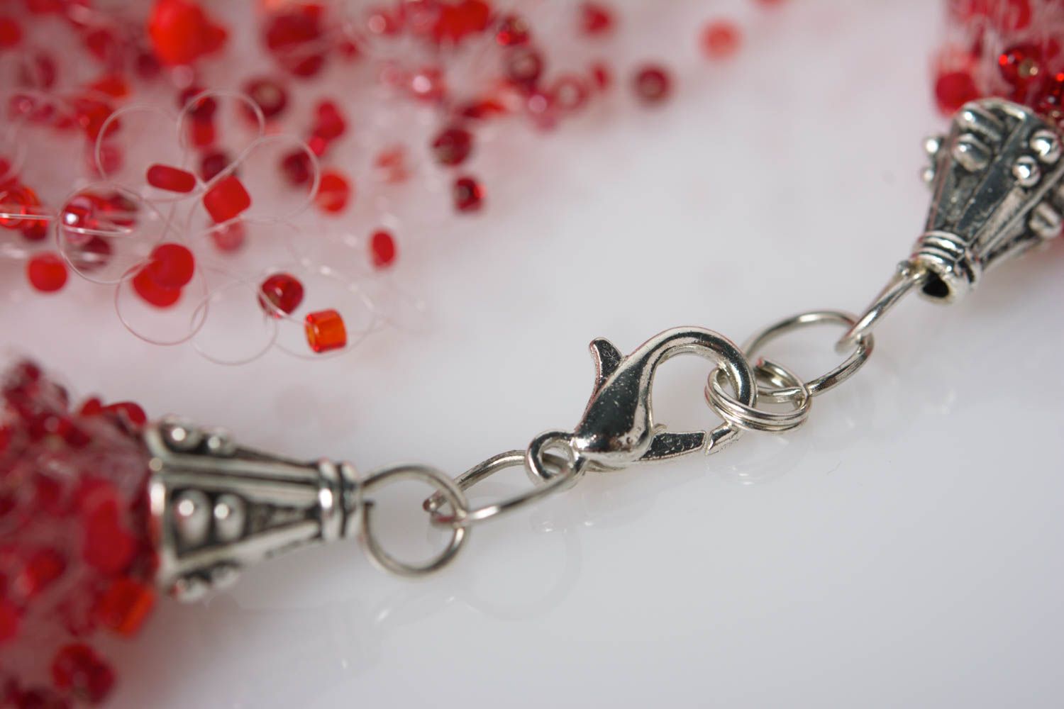 Joli collier en perles de rocaille multicouche rouge fait main bijou insolite photo 5