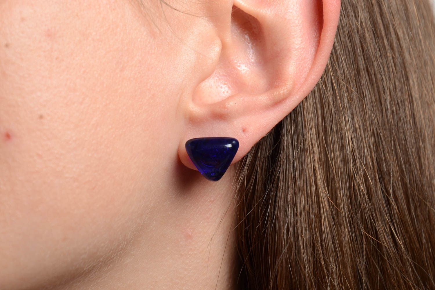 Boucles d'oreilles puces en verre technique fusing faites main triangles bleus photo 2