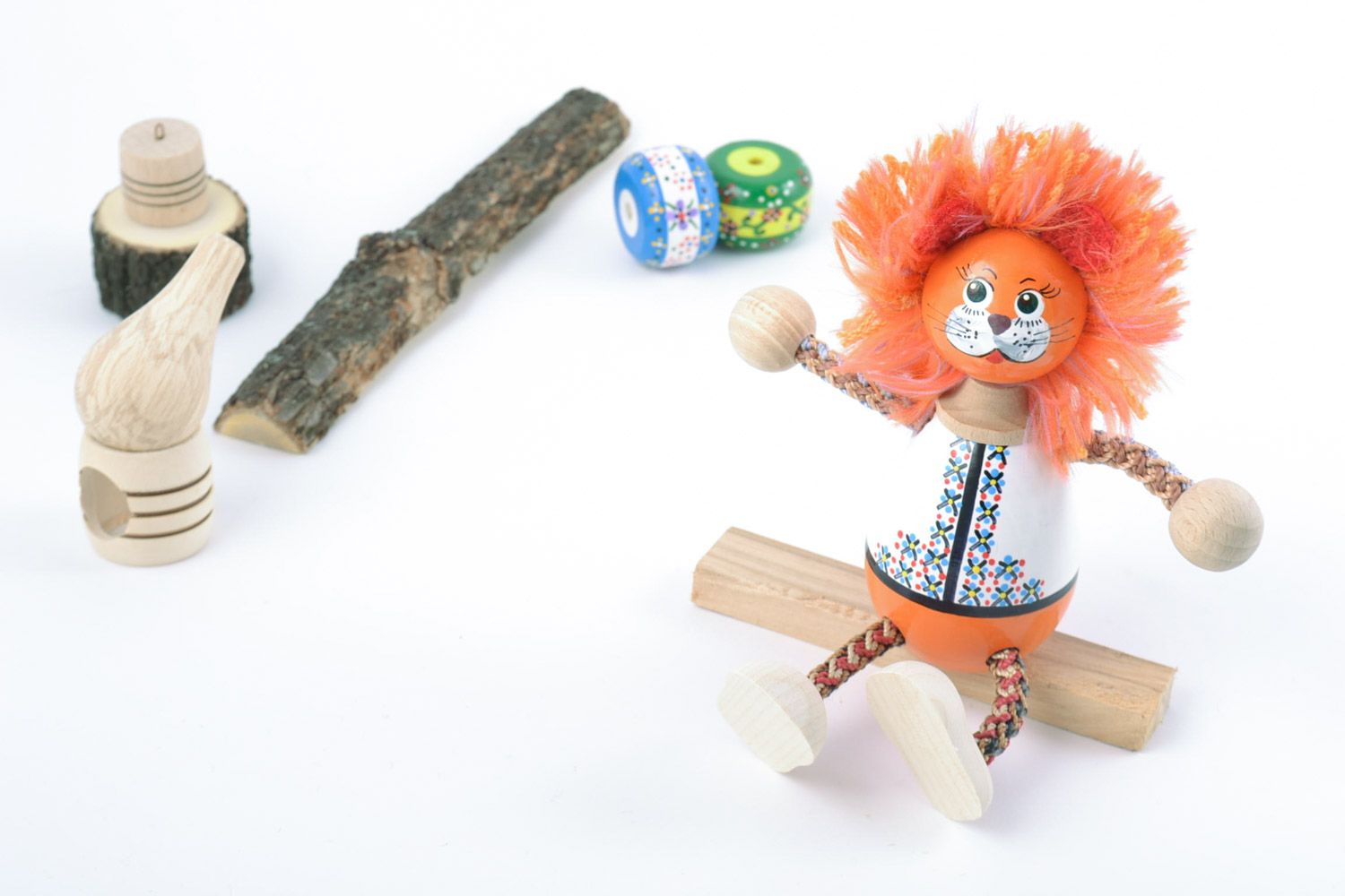 Деревянная игрушка в виде льва ручной работы красивая яркая оранжевая фото 1