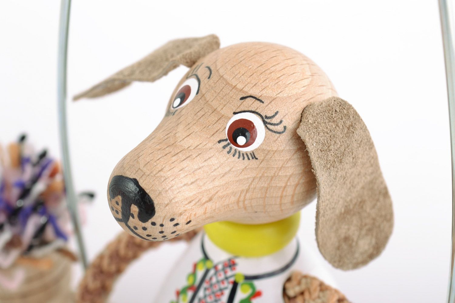 Handmade bemaltes Holzspielzeug Hund mit Feder schön umweltfreundlich für Kinder foto 3