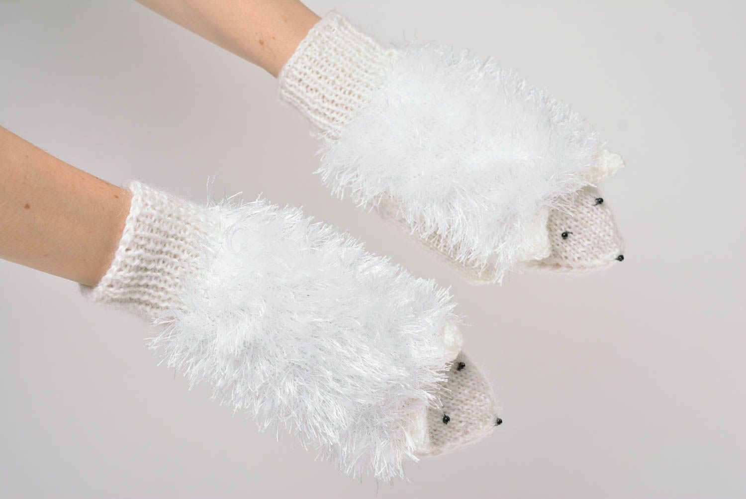 Jolies moufles hérisson tricotées en acrylique et mi-laine blanches faites main photo 4