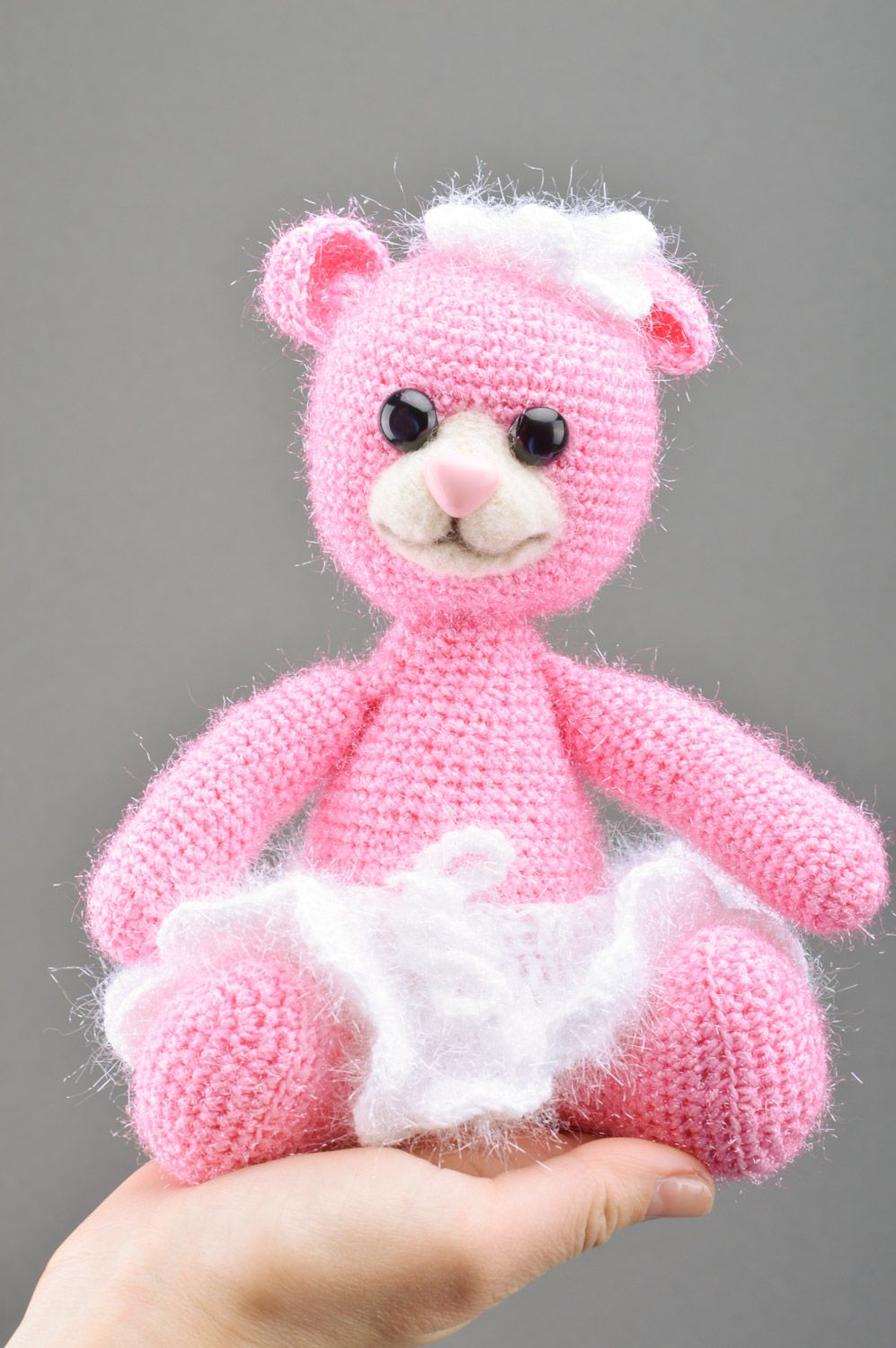 Handgemachtes Spielzeug für Kinder rosafarbig aus Acryl in Form vom Bären schön foto 3