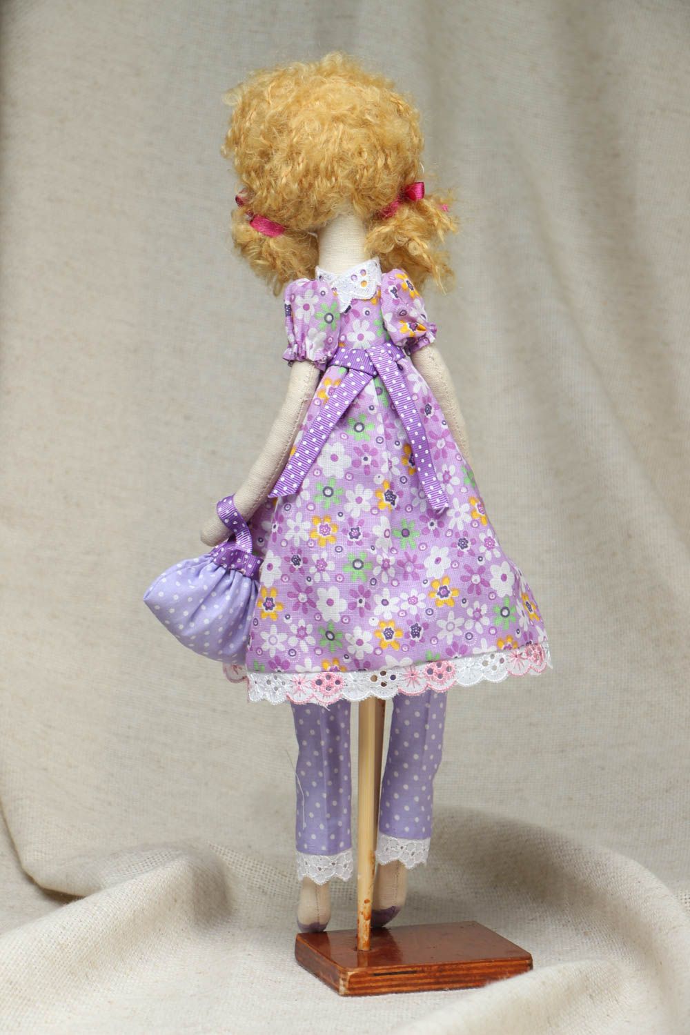 Muñeca de autor con vestido de color de lila con bolso  foto 3