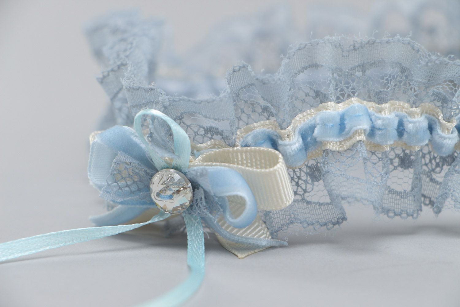 Handgemachtes blaues Strumpfband für Hochzeit aus Spitze und Ripsband mit Glasperle foto 4