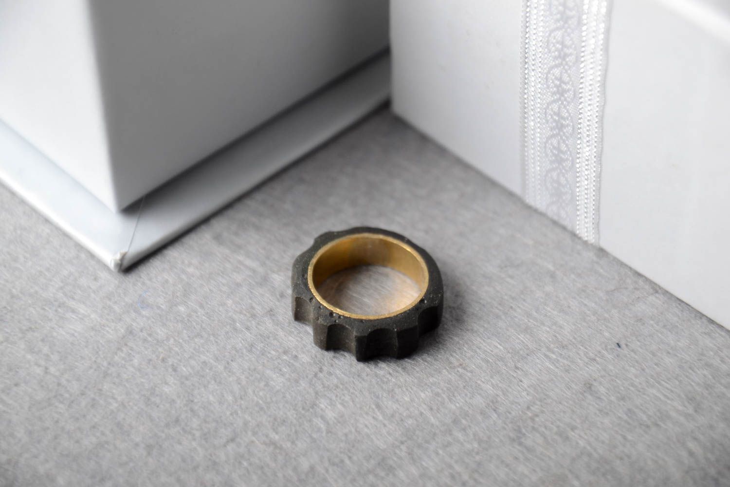 Кольцо ручной работы эксклюзивное кольцо массивное украшение черное рельефное фото 1