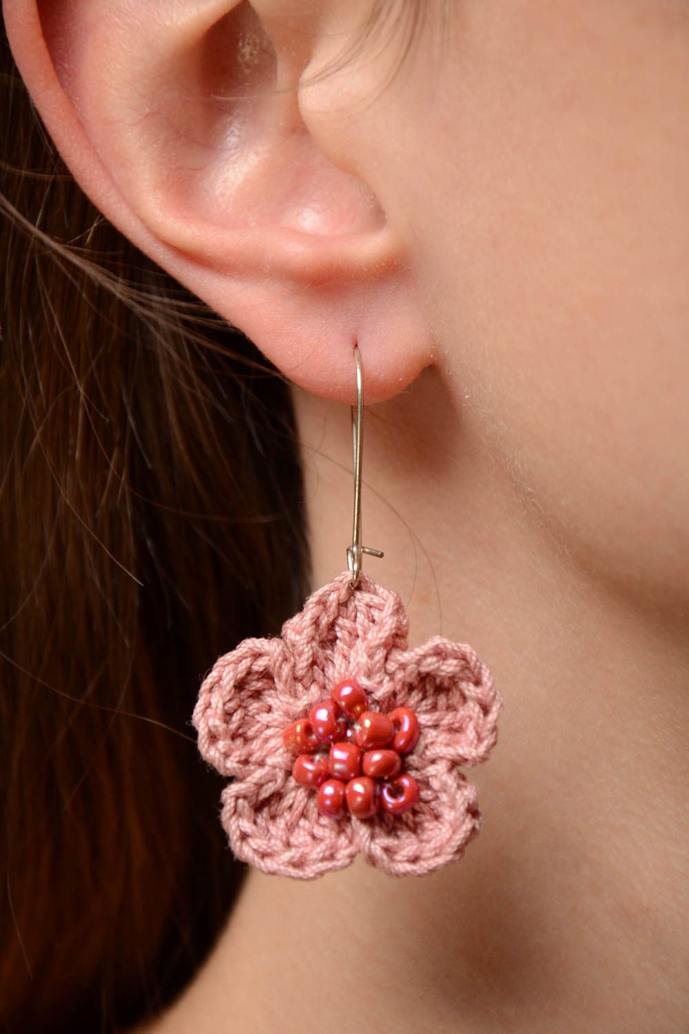 Boucles d'oreilles fleurs tricotées roses coton perles de rocaille faites main photo 2