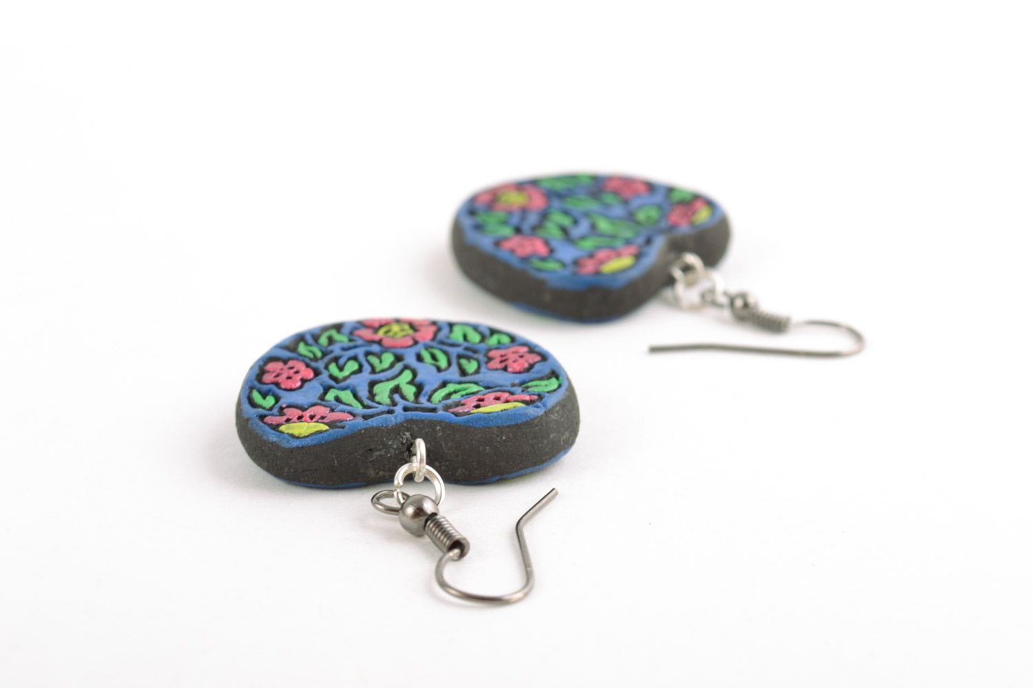 Handmade heart-shaped painted blue ceramic dangling earrings with floral pattern photo 3
