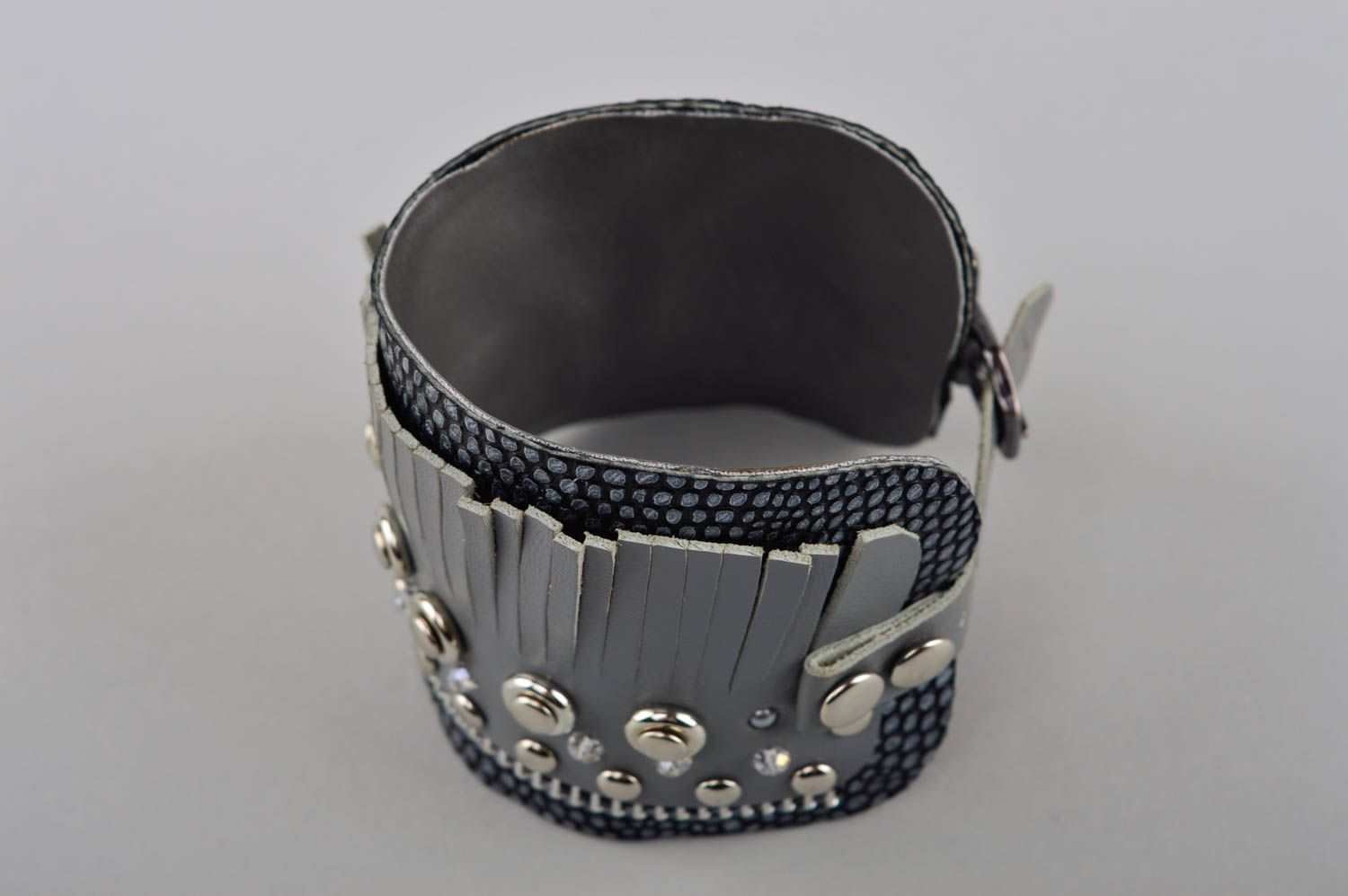 Bracelet gris Bijou fait main large en cuir tendance Cadeau pour femme photo 3